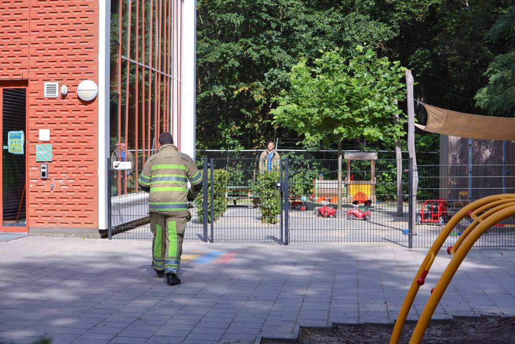 Kind vast in speeltoestel van peuterspeelzaal