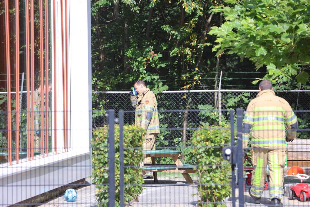 Kind vast in speeltoestel van peuterspeelzaal