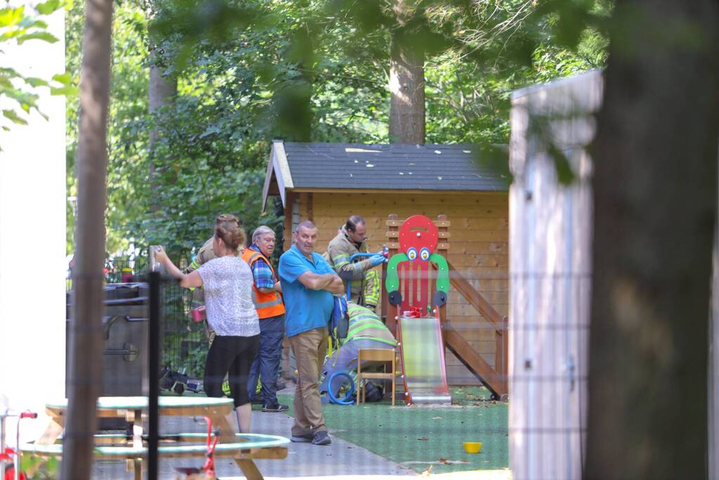 Kind vast in speeltoestel van peuterspeelzaal