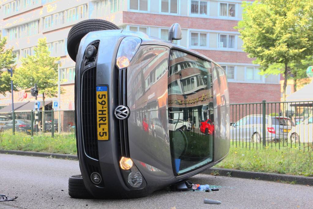 Auto belandt op zijn kant