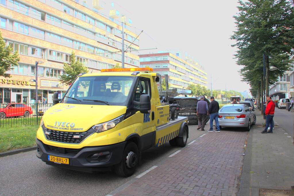 Auto belandt op zijn kant