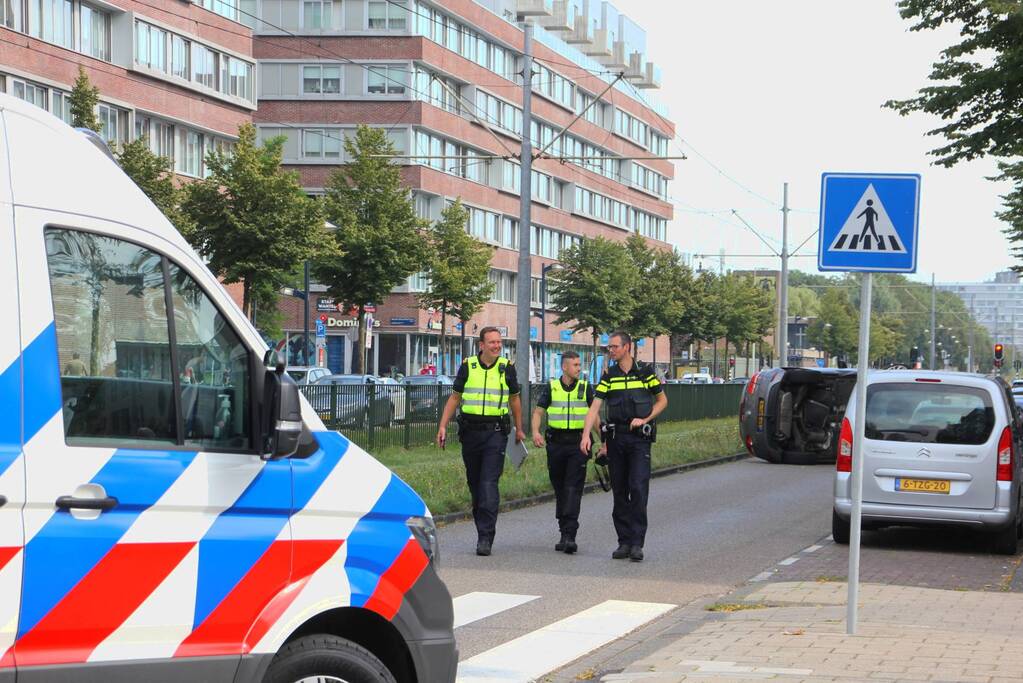 Auto belandt op zijn kant