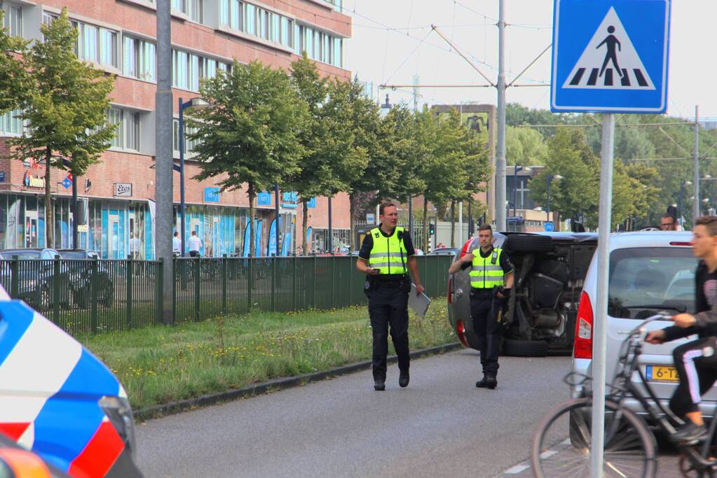 Auto belandt op zijn kant