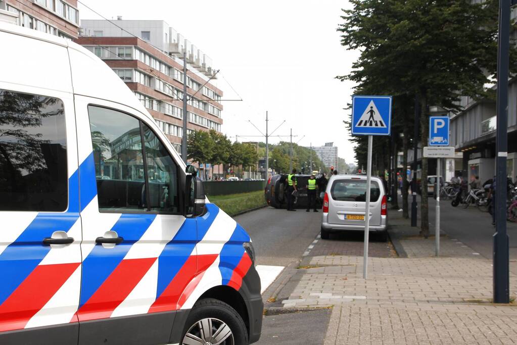 Auto belandt op zijn kant