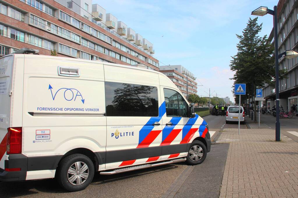 Auto belandt op zijn kant