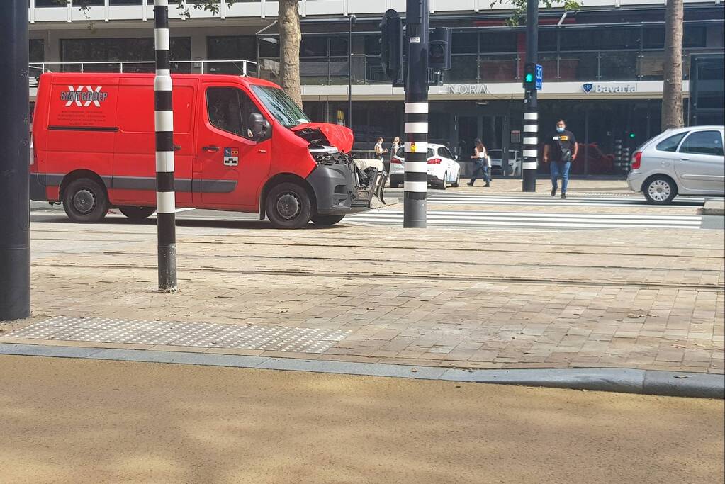 Bestelbus knalt volop paal