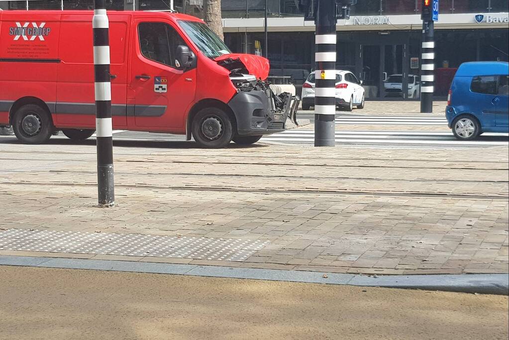 Bestelbus knalt volop paal