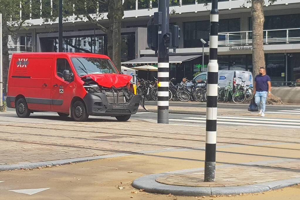 Bestelbus knalt volop paal