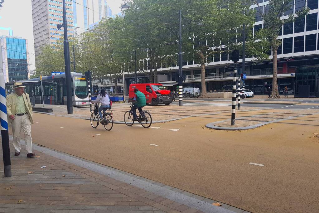 Bestelbus knalt volop paal