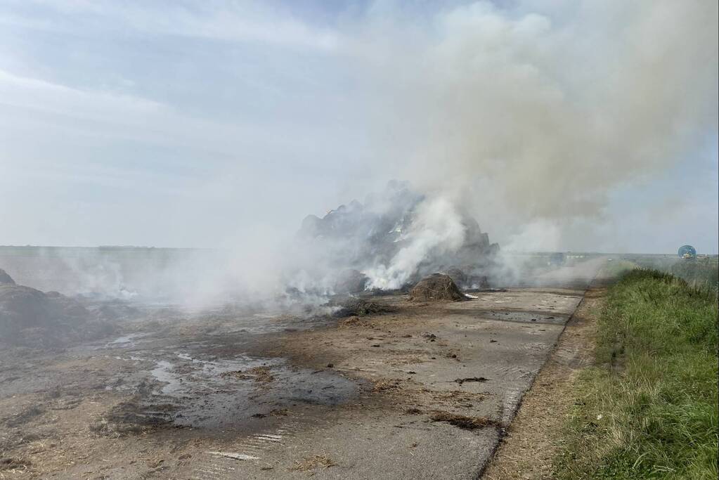 Grote berg hooibalen vat vlam