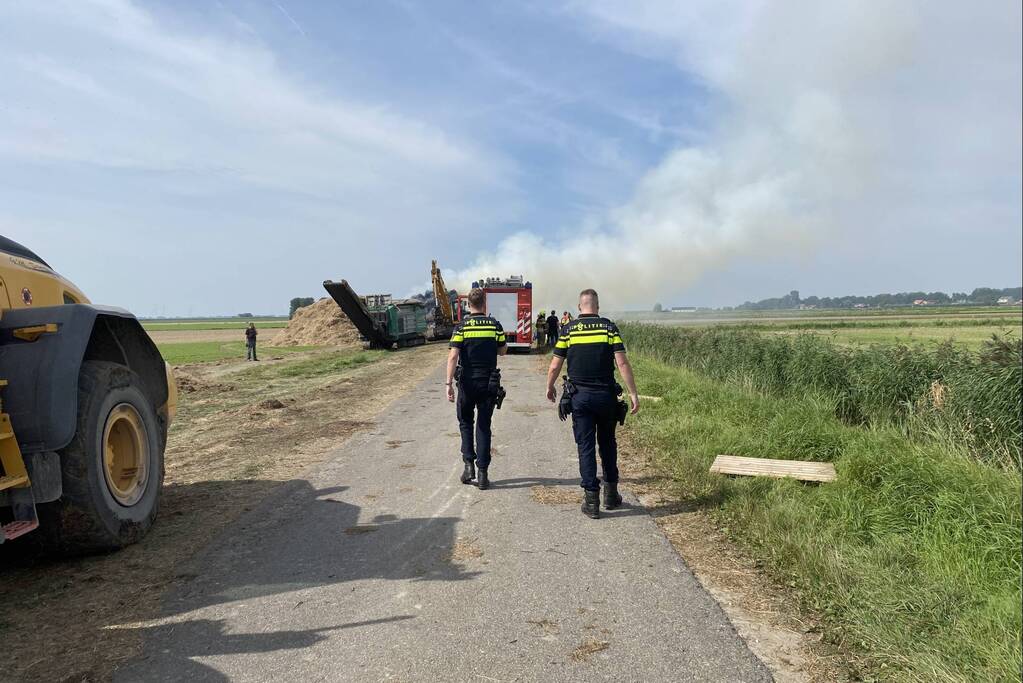 Grote berg hooibalen vat vlam