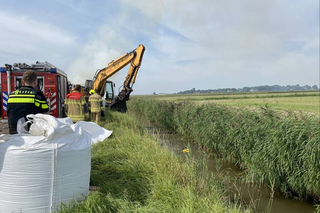 Grote berg hooibalen vat vlam