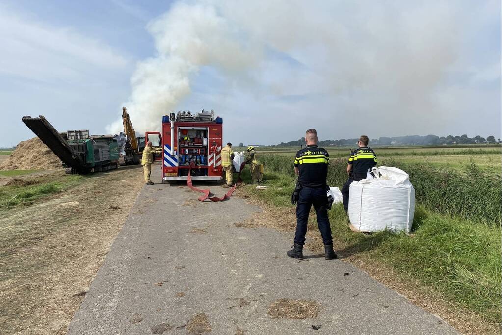 Grote berg hooibalen vat vlam