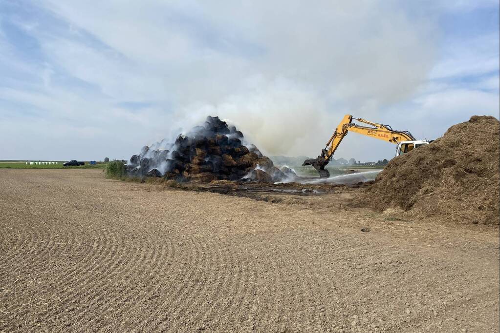 Grote berg hooibalen vat vlam