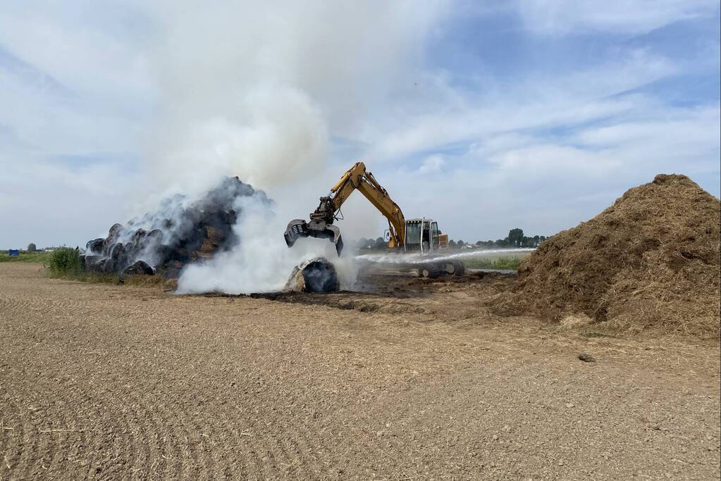 Grote berg hooibalen vat vlam