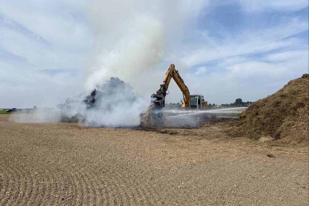 Grote berg hooibalen vat vlam