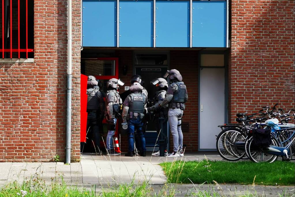 Arrestatieteam doet inval in flatwoning