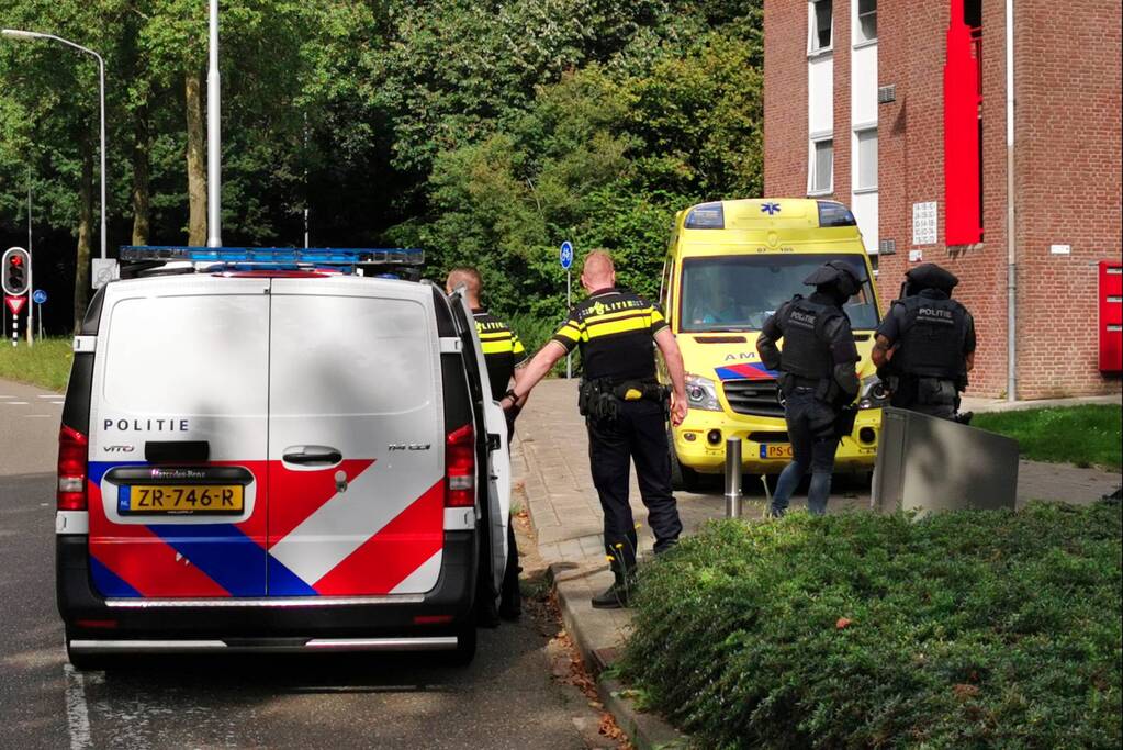 Arrestatieteam doet inval in flatwoning