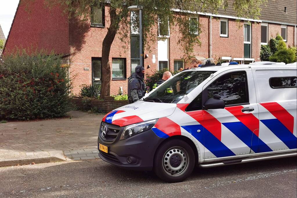 Arrestatieteam doet inval in flatwoning