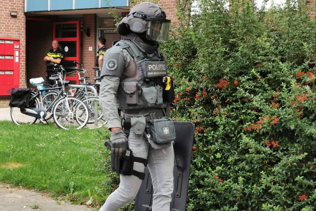 Arrestatieteam doet inval in flatwoning