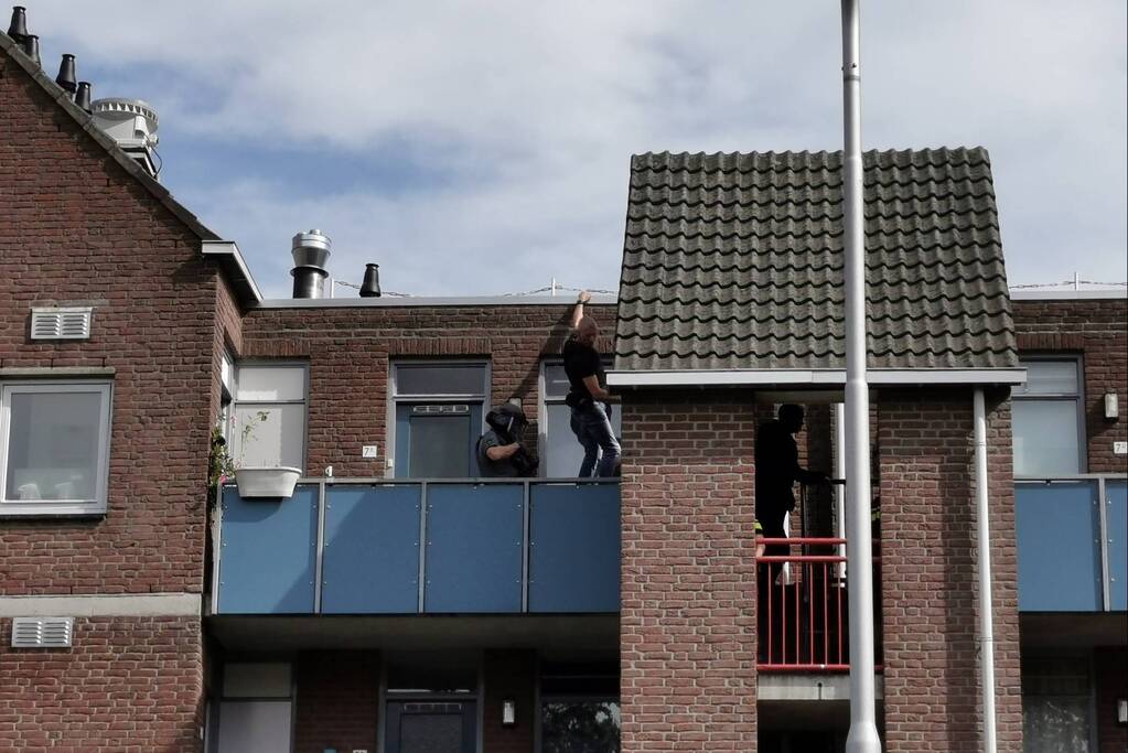 Arrestatieteam doet inval in flatwoning