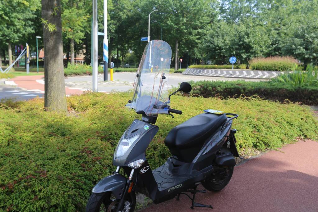 Scooterrijder gewond naar ziekenhuis na glijpartij