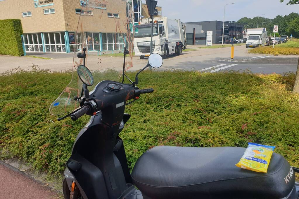 Scooterrijder gewond naar ziekenhuis na glijpartij