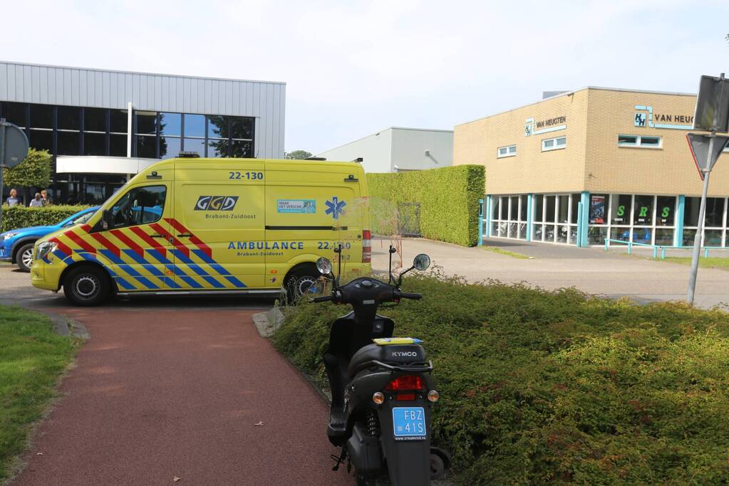 Scooterrijder gewond naar ziekenhuis na glijpartij
