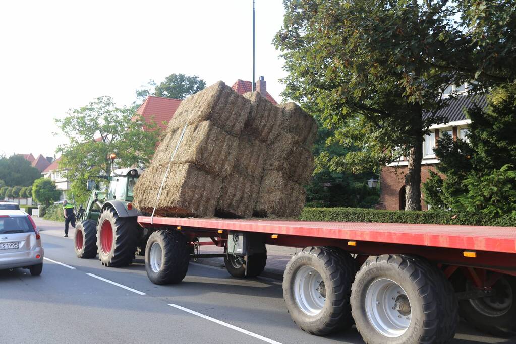 Kar met hooibalen dreigt om te vallen