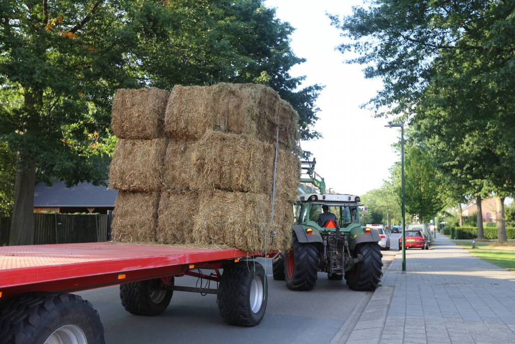 Kar met hooibalen dreigt om te vallen