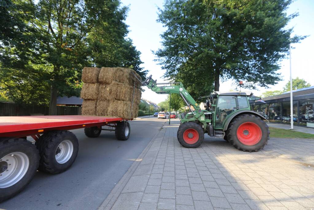 Kar met hooibalen dreigt om te vallen