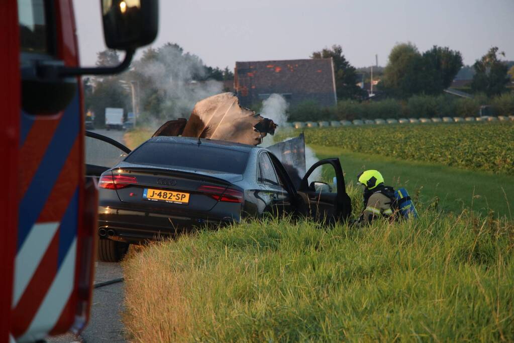 Auto vliegt in brand tijdens het rijden