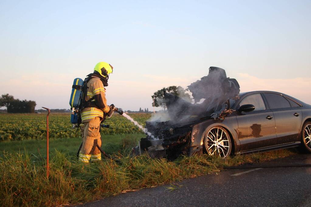 Auto vliegt in brand tijdens het rijden