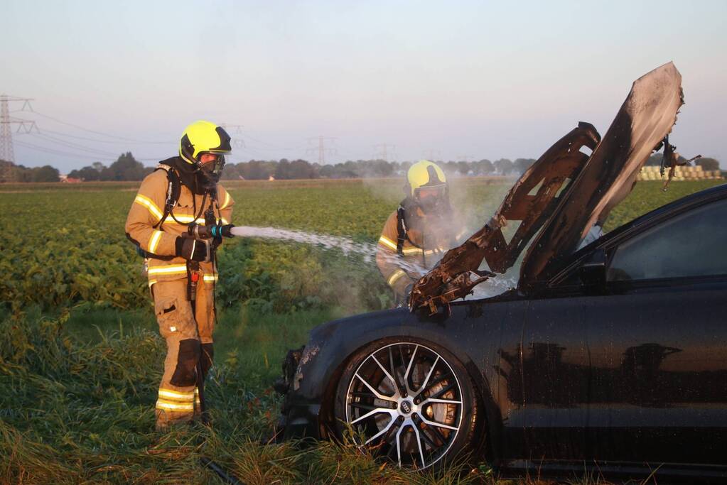 Auto vliegt in brand tijdens het rijden