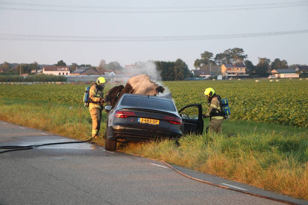 Auto vliegt in brand tijdens het rijden