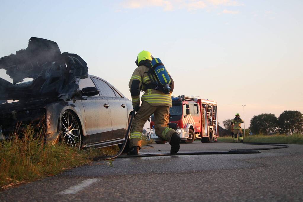 Auto vliegt in brand tijdens het rijden