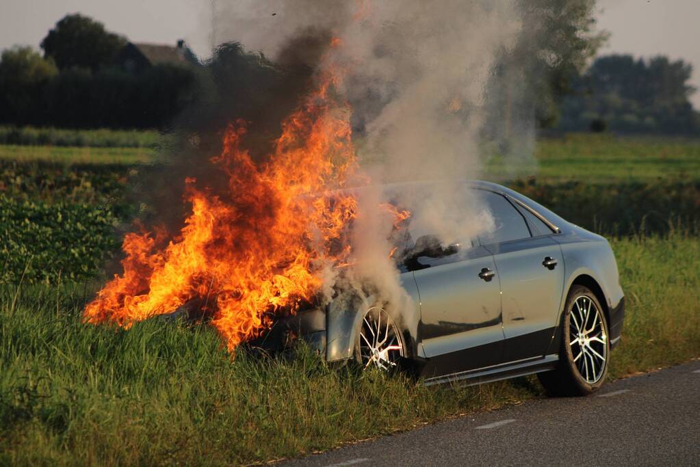 Auto vliegt in brand tijdens het rijden