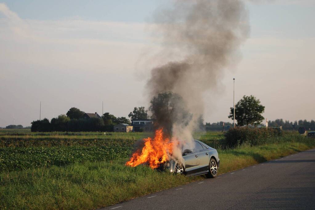 Auto vliegt in brand tijdens het rijden