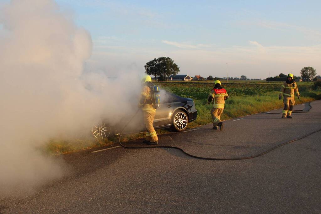 Auto vliegt in brand tijdens het rijden
