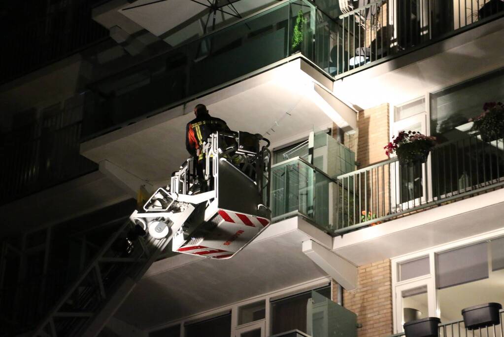 Alerte buurtbewoners melden brand in flatgebouw