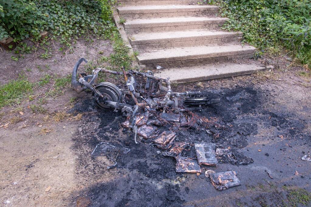 Opnieuw gaat een GO Sharing deelscooter in vlammen op