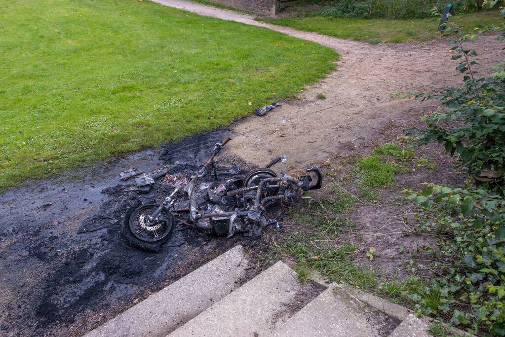 Opnieuw gaat een GO Sharing deelscooter in vlammen op