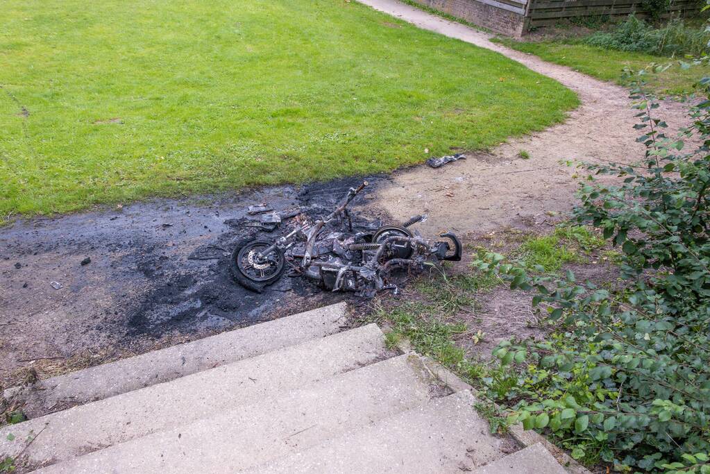 Opnieuw gaat een GO Sharing deelscooter in vlammen op