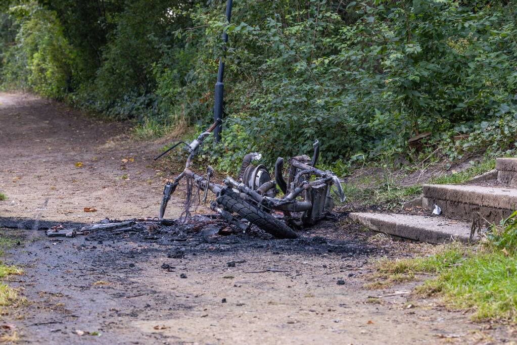 Opnieuw gaat een GO Sharing deelscooter in vlammen op