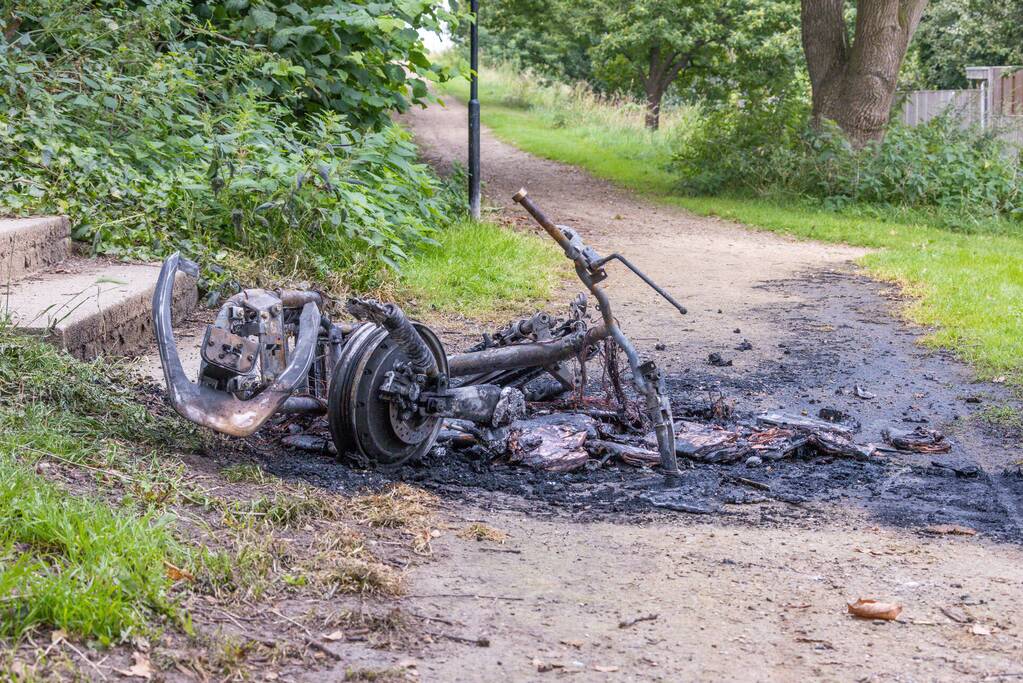 Opnieuw gaat een GO Sharing deelscooter in vlammen op