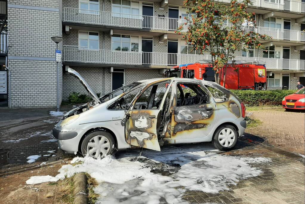 Geparkeerde auto compleet verwoest door brand