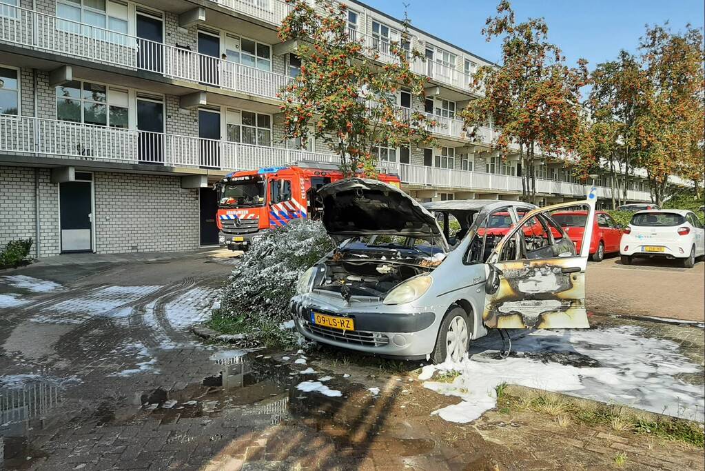 Geparkeerde auto compleet verwoest door brand