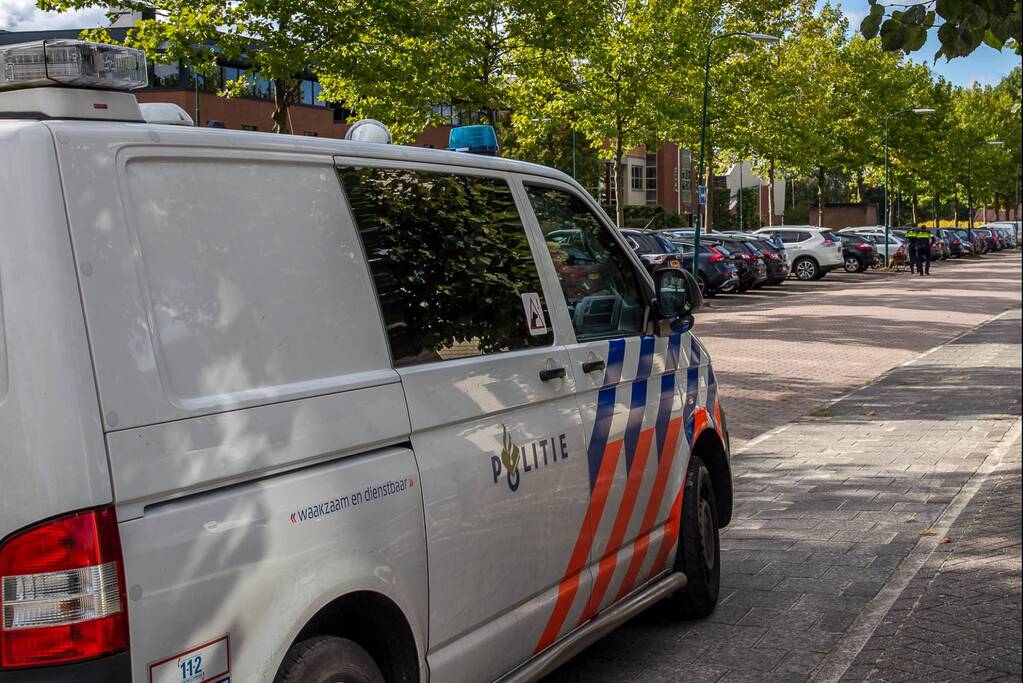 Onbekende gooit steen door ruit
