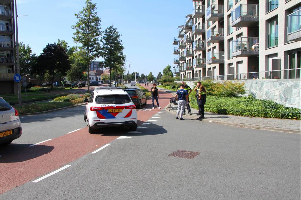 Afslaande fietser geschept door auto