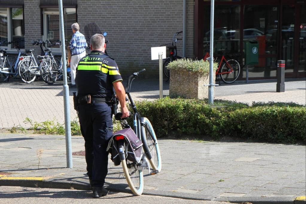 Afslaande fietser geschept door auto